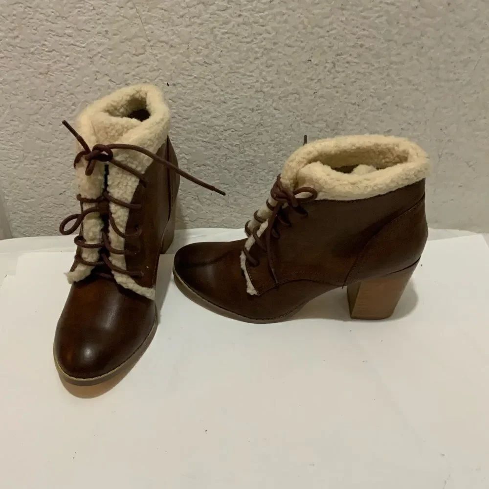 New Restricted Women's Brown Ankle Boots With SherpaโFur Trim Size US 6
